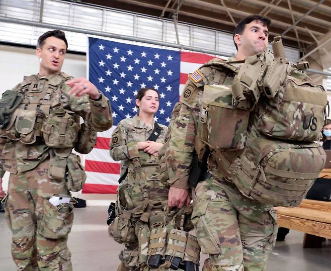 2022년 2월 노스캐롤라이나 포트브래그에서 유럽 배치를 위해 수송기에 탑승할 준비를 하고 있는 미군 장병들. 포트브래그=AP 뉴시스