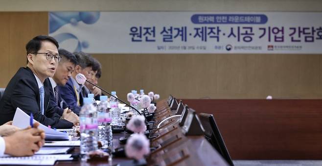 최원호 원자력안전위원회 위원장(왼쪽)이 28일 경북 김천시 한국전력기술(주) 본사에서 열린 '원전 설계‧제작‧시공 기업 라운드테이블'에서 기업 관계자들과 의견을 나누고 있다. 원안위 제공