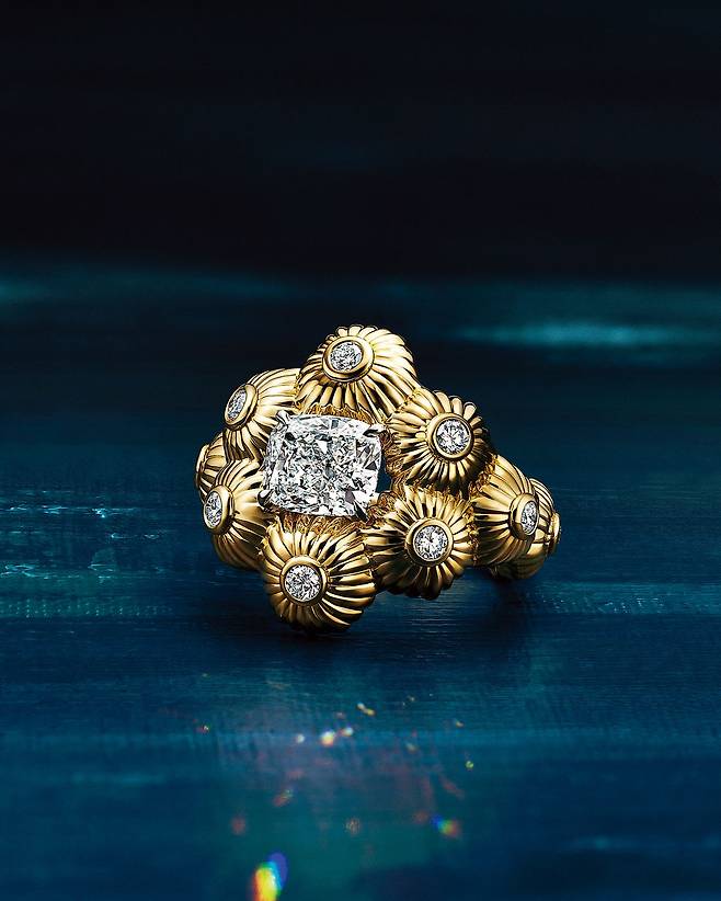 18K 옐로골드에 다이아몬드를 세팅한 바다거북 다이아몬드 링.