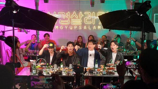 필리핀 마니라에 위치한 한국식 비비큐 식당에서 필리핀 현지 아이돌과 전 개그맨 정성한씨가 진로와 함께하는 '이슬라이브' 방송을 진행하고 있다. 사진=이환주 기자
