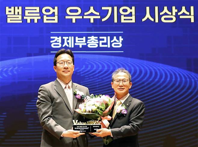 양종희 KB금융그룹 회장(오른쪽)과 윤인대 기획재정부 차관보가 지난 27일 서울 여의도 한국거래소에서 열린 밸류업 우수기업 시상식에서 기념촬영을 하고 있다. KB금융그룹 제공