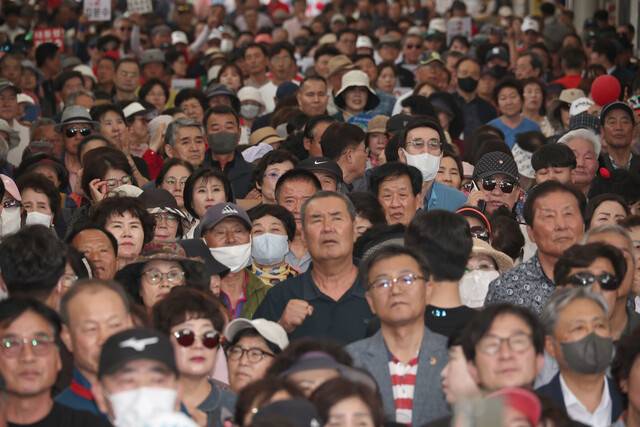 시민들이 28일 오후 경북 경산시 경산공설시장에서 열린 대통령 선거 유세 연설을 주의 깊게 보고 있다. 윤운식 선임기자 yws@hani.co.kr