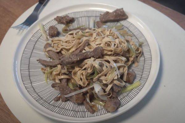 수영이 식단 관리할 때 먹는 소고기 대파 두부면 파스타의 모습./사진=수영 유튜브 채널 캡처