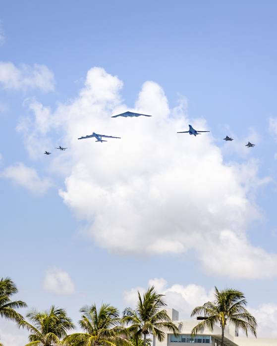24일(현지시간) 미국 플로리다주 마이애미비치에서 열린 '현대 에어 앤 시 쇼'에서 미 공군의 F-16, A-10, B-52, B-2, B-1, F-22, F-15 편대(왼쪽부터)가 비행하고 있다. 미 공군