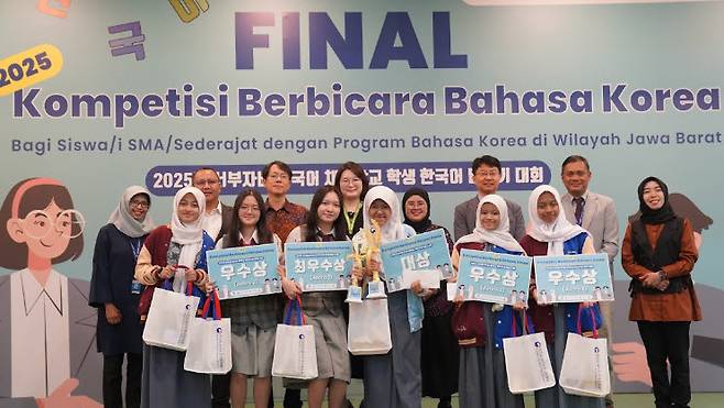 영산대학교가 운영하고 있는 인도네시아 반둥 세종학당이 최근 한국어말하기대회를 열고 수상자들과 기념촬영을 하고 있다.