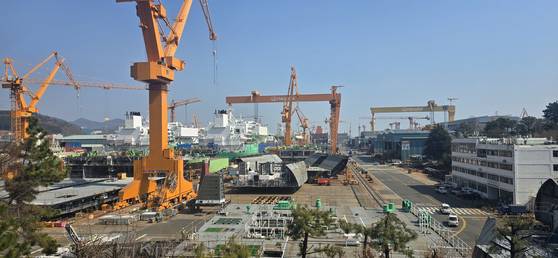 거제 옥포만에 위치한 한화오션 거제사업장의 모습. 특수선사업부는 여의도 1.7배 규모의 조선소 내에서도 깊숙한 곳에 위치하며, 컨테이너 공장으로 외부 노출을 철저히 차단한다. 이 사업부에서 미국 해군이 발주한 군함 창정비 사업도 진행된다. 이수정 기자