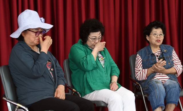 월남참전 후유증으로 남편을 일찍 여읜 유족들이 본지와 인터뷰 중 눈물을 흘리고 있다. 서영 기자