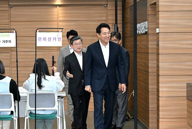 오세훈 서울시장이 28일 오전 ‘제21대 대통령선거 사전투표소’가 설치된 중구 신당누리센터를 찾아 투표소 준비상황을 점검하고 있다. 서울시