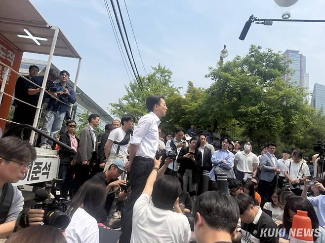 이준석 개혁신당 대선 후보가 28일 오전 서울 여의도 한강공원에서 기자회견을 하고 있다. 송금종 기자