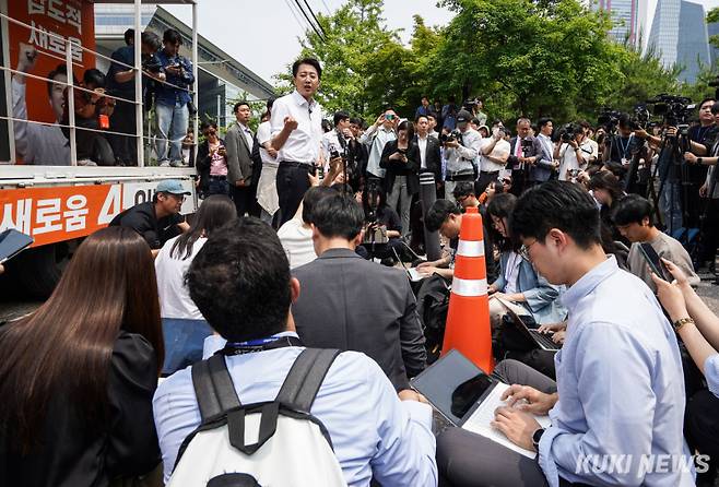 이준석 개혁신당 대선 후보가 28일 서울 영등포구 여의도공원에서 산책 유세를 마치고 취재진을 만나 질의에 답하고 있다.