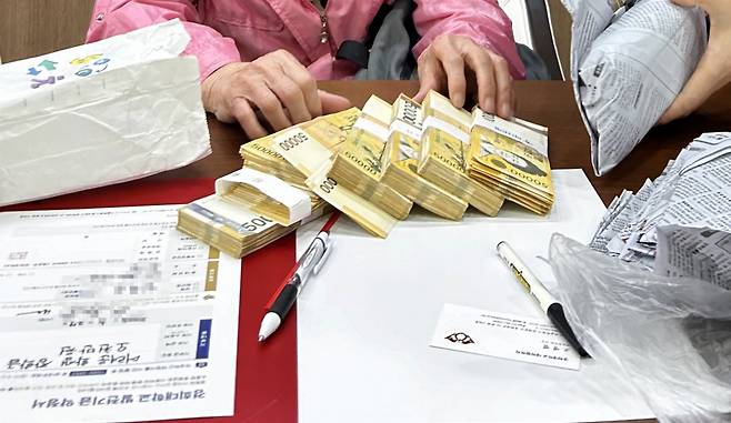 27일 오전 서울 동대문구 경희대 대외협력처 사무실에서 90대 할머님이 5000만원을 기부하고 있다. 경희대 제공