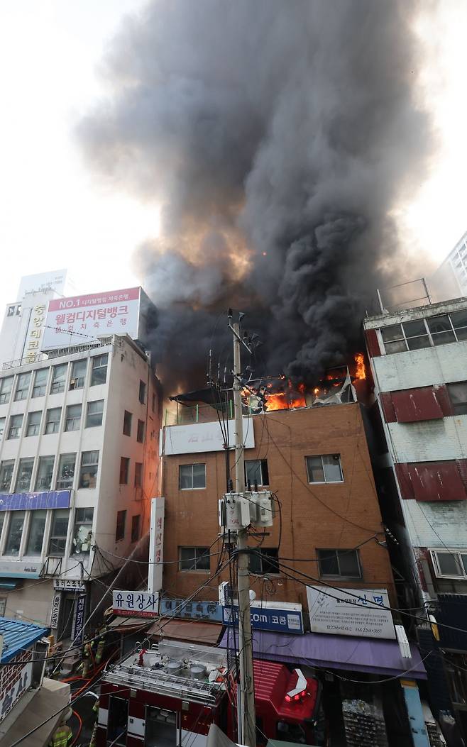 28일 서울 을지로3가역 인근 건물에서 화재가 발생해 불길과 함께 검은 연기가 피어오르고 있다. 연합뉴스