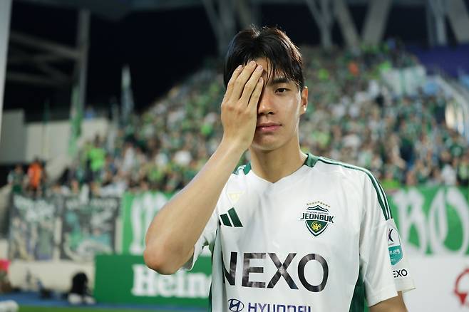 프로축구 전북 현대의 전진우가 27일 대구iM뱅크파크에서 열린 2025 K리그1 대구FC와 16라운드 원정 경기에서 승리한 후 세리머니하고 있다. 한국프로축구연맹 제공