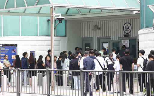 28일 서울 종로구 주한 미국대사관 앞에 시민들이 미국 비자심사를 받기 위해 줄 서 있다. 뉴시스