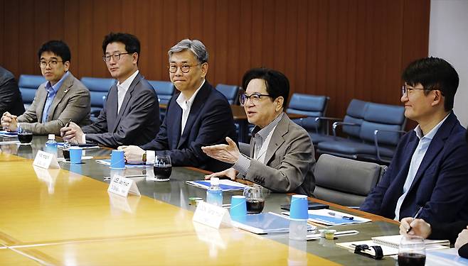 이재현 CJ그룹 회장(오른쪽에서 두 번째)이 올해 첫 글로벌 현장경영으로 일본을 방문한 자리에서 K컬처 확산과 사업 확대 기회 모색을 위해 현지 관계자들과 간담회를 진행하고 있다./사진제공=CJ그룹