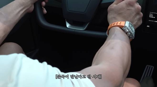 김종국이 로스앤젤레스(LA)에서 추성훈이 착용한 명품 시계를 보고 강도당할까 우려하고 있다. /사진=유튜브 갈무리