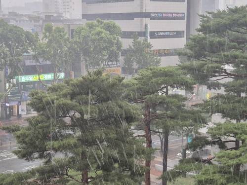 갑작스레 퍼붓는 우박과 비 (대구=연합뉴스) 박세진 기자 = 28일 대구 동구 신암동 동구청 일대에 우박과 비가 쏟아지고 있다. 2025.5.28 psjpsj@yna.co.kr