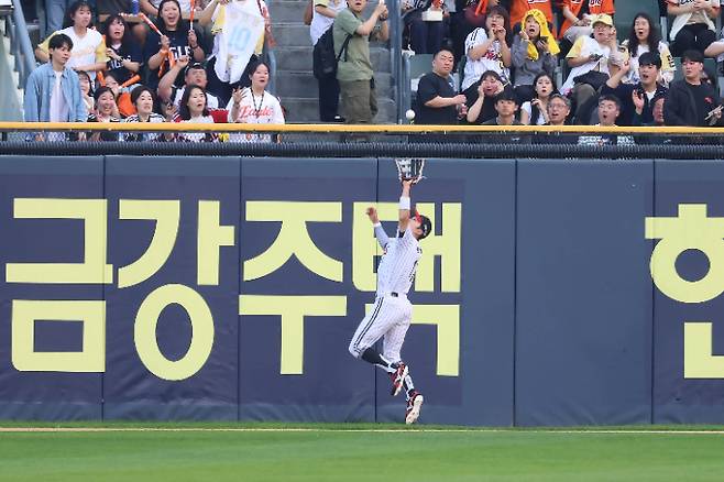 LG 박해민이 27일 한화와 홈 경기에서 2회초 이진영의 타구를 점프 캐치하고 있다. LG