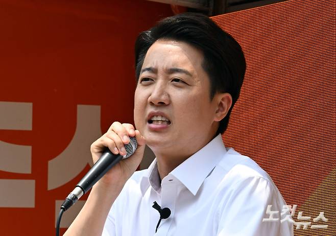 이준석 개혁신당 대선 후보가 28일 서울 여의도 여의도공원에서 유세를 펼치고 있다. 윤창원 기자