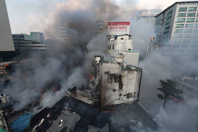 28일 서울 을지로3가역 인근 노후 상가 건물에서 화재가 발생해 불길과 함께 연기가 피어오르고 있다. 연합뉴스