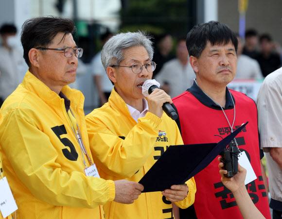 민주노동당 권영국 대선후보(가운데)가 지난 19일 울산시 북구 현대자동차 울산공장 정문에서 기자회견을 하고 있다. 연합뉴스