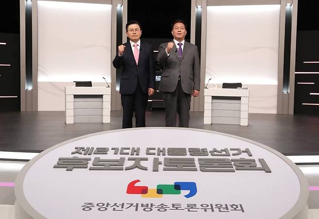 무소속 황교안(왼쪽)∙송진호 대선 후보가 지난 19일 서울 마포구 상암동 SBS 프리즘센터 스튜디오에서 열린 무소속 대선후보 TV토론회에서 기념촬영을 하고 있다. 중앙선거방송토론위원회 제공
