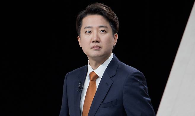 개혁신당 이준석 대선후보가 지난 27일 서울 마포구 상암동 MBC 스튜디오에서 열린 중앙선거방송토론위원회 주관 제21대 대통령선거 3차 후보자토론회 준비를 하고 있다. 뉴시스