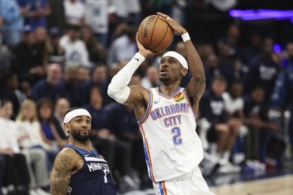 오클라호마시티 선더 샤이 길저스알렉산더가 27일(한국시간) 미국 미네소타주 미니애폴리스의 타깃 센터에서 열린 2024~25 NBA 서부 콘퍼런스 결승 4차전 미네소타와의 팀버울브스와의 원정 경기에서 슛하고 있다. AP 연합뉴스