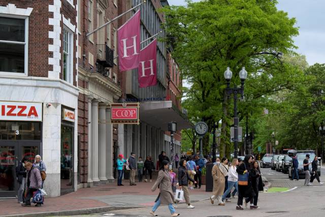 미국 매사추세츠 캠프릿지의 하버드대 교정 앞으로 행인들이 지나고 있다. 로이터연합뉴스