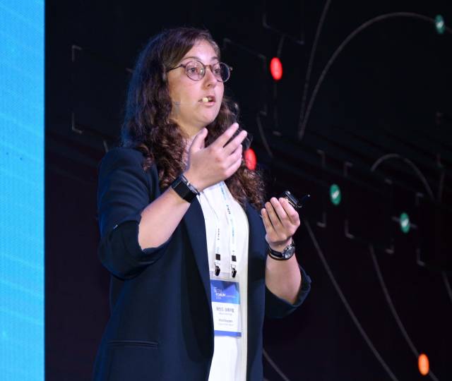 하인드 크레이텀 팰런티어 아시아태평양 지역 총괄이 28일 서울 중구 신라호텔에서 열린 서울포럼 2025 메인세션 세션1에서 강연을 하고 있다. 성형주 기자