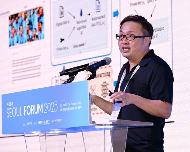 브라이언 키안 시앙 로 싱가포르국립대학교 AI 연구소 부소장이 28일 서울 중구 신라호텔에서 열린 서울포럼 2025 메인세션 세션2에서 강연을 하고 있다. 성형주 기자