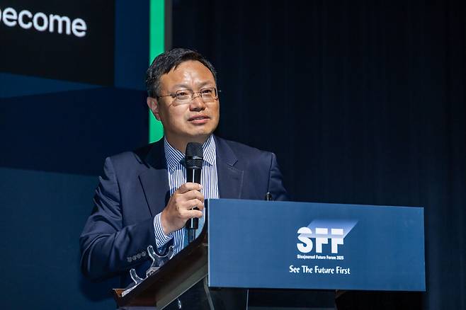 28일 서울 영등포구 페어몬트 앰배서더 서울 그랜드볼룸에서 열린 '시사저널 미래포럼 2025'에서 이영탁 SK 성장지원실장이 세션 발표를 하고 있다. ⓒ시사저널 최준필