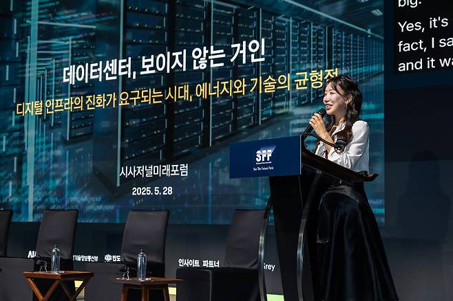 28일 서울 영등포구 페어몬트 앰배서더 서울 그랜드볼룸에서 열린 '시사저널 미래포럼 2025'에서 이지혜 카카오엔터프라이즈 부사장이 세션 발표를 하고 있다. ⓒ시사저널 최준필