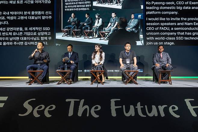 28일 서울 영등포구 페어몬트 앰배서더 서울 그랜드볼룸에서 열린 '시사저널 미래포럼 2025'에서 고평석 엑셈 대표, 이영탁 SK 성장지원실장, 이지혜 카카오엔터프라이즈 부사장, 남이현 파두 대표, 라지브 비스와스 아시아 태평양 이코노믹스 대표가 패널토론을 하고 있다. ⓒ시사저널 최준필