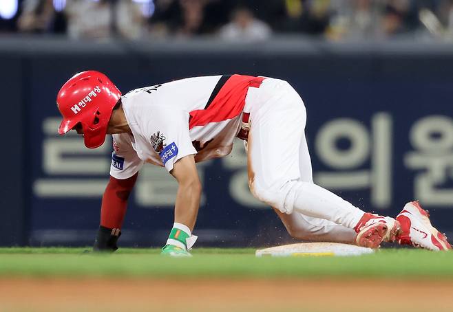 KIA 김도영이 27일 광주 기아챔피언스필드에서 열린 2025 프로야구 키움과 경기에서 5회말 2루 도루를 성공한 뒤 부상으로 고통스러워하고 있다. 광주 | 연합뉴스
