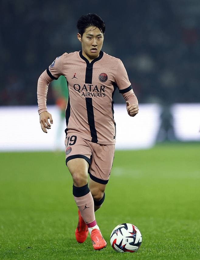 ▲ 파리 생제르맹의 이강인은 이날 랭스전 교체명단에 이름을 올렸지만 끝내 출전 기회를 얻지 못해 아쉬움을 남겼다. 지난 18일 오세르와 2024-25시즌 리그1 34라운드 최종전에서도 벤치만 지켰던 이강인은 프랑스컵 결승에서도 벤치만 지켰다. 비록 프랑스컵 우승을 벤치에서 지켜봤지만, 이강인은 파리 생제르맹 입단 이후 통산 6번째 트로피를 품었다. ⓒ연합뉴스/REUTERS