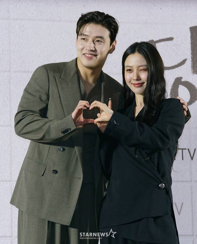 배우 강하늘, 고민시가 8일 오후 서울 마포구 상암동 스탠포드호텔에서 진행된 지니TV 드라마 '당신의 맛' 제작발표회에 참석해 포즈를 취하고 있다. /사진제공=지니TV 2025.05.08 /사진=이동훈 photoguy@