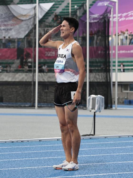 이재웅이 28일 경북 구미시민운동장에서 열린 '2025 구미 아시아육상선수권대회' 남자 1500m 결선에서 은메달을 딴 뒤 경례하고 있다. /사진=대한육상연맹 제공