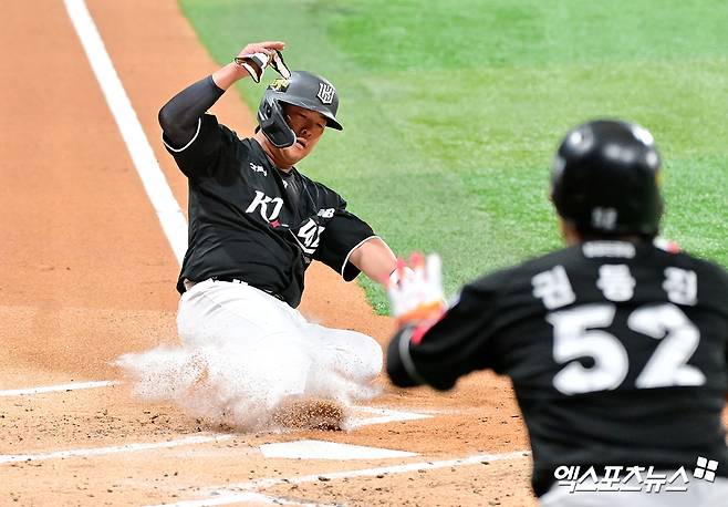 KT 위즈 핵심 타자 강백호가 지난 27일 신한 Sol 뱅크 KBO리그 두산전에 5번 지명타자로 선발 출전해 주루 도중 베이스를 잘못 밟아 우측 발목 인대 파열 부상을 당했다. 향후 8주 회복 기간이 필요하다. 엑스포츠뉴스 DB