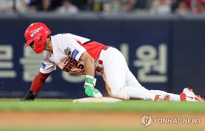 김도영, 도루하며 부상 (광주=연합뉴스) 조남수 기자 = 27일 광주기아챔피언스필드에서 열린 프로야구 키움 히어로즈와 KIA 타이거즈의 경기. KIA 김도영이 5회말 2사에서 2루 도루에 성공하고 있다. 김도영은 다리부상으로 대주자로 교체됐다. 2025.5.27 iso64@yna.co.kr