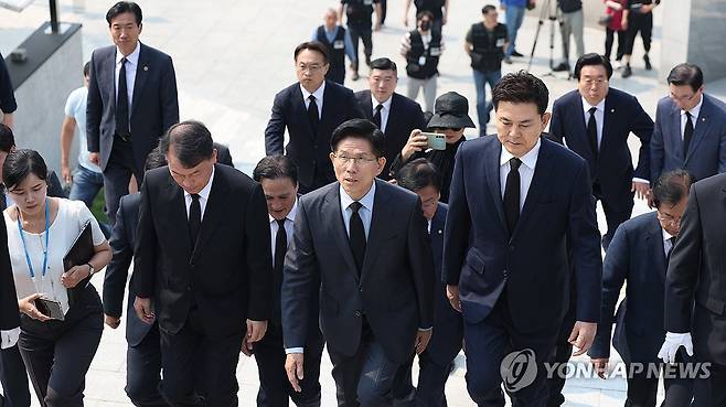 국립3·15민주묘지 찾은 김문수 후보 (창원=연합뉴스) 김동민 기자 = 국민의힘 김문수 대선후보가 김태호 등 같은 당 의원과 함께 28일 오전 경남 창원시 마산회원구 국립3.15민주묘지를 방문하고 있다. 2025.5.28 image@yna.co.kr