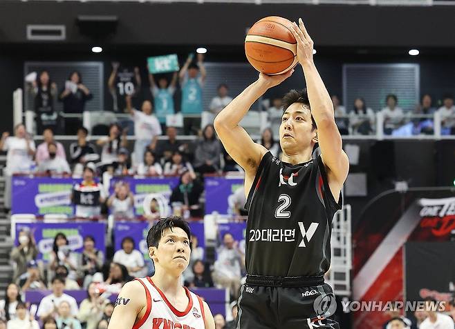 허훈 '3점' (수원=연합뉴스) 홍기원 기자 = 29일 경기도 수원KT소닉붐아레나에서 열린 프로농구 4강 플레이오프 4차전 수원 KT 소닉붐과 서울 SK 나이츠의 경기. KT 허훈이 3점 슛을 하고 있다. 2025.4.29 xanadu@yna.co.kr
