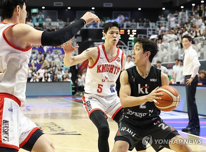 수비에 막힌 허훈 (수원=연합뉴스) 홍기원 기자 = 29일 경기도 수원KT소닉붐아레나에서 열린 프로농구 4강 플레이오프 4차전 수원 KT 소닉붐과 서울 SK 나이츠의 경기. KT 허훈이 패스할 곳을 찾고 있다. 2025.4.29 xanadu@yna.co.kr