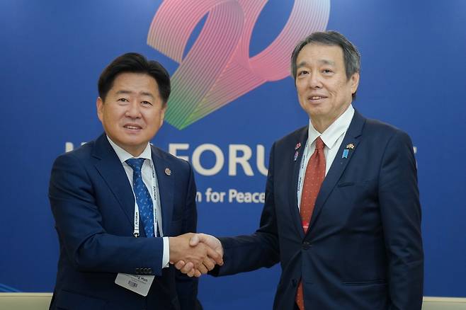 오영훈(왼쪽) 제주지사와 미즈시마 고이치 주한일본대사 [제주도 제공. 재판매 및 DB 금지