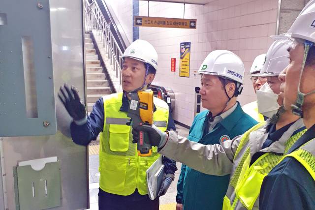 연규양 대전교통공사 사장(왼쪽 2번째)이 도시철도 시청역을 방문해 경영진 주관 2025년 집중 안전특별점검을 실시하고 있다. 대전교통공사 제공.