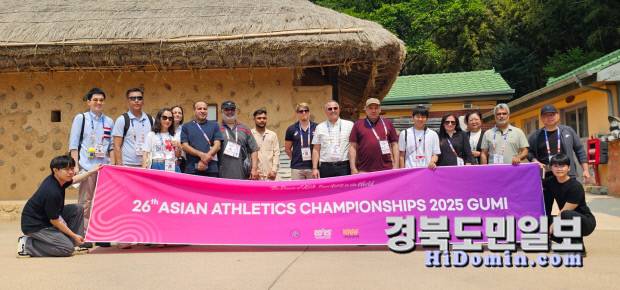 박정희 대통령 생가를 찾은 방문객들이 생가 앞에서 단체 기념촬영을 하며 뜻깊은 시간을 가졌다. 사진=구미시 제공