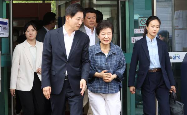 박근혜 전 대통령이 제21대 대통령선거 사전투표 첫날인 29일 대구 달성군 유가읍행정복지센터에 마련된 사전투표소에서 투표 후 기표소를 나서고 있다. 정훈진 기자 jhj131@kyongbuk.com