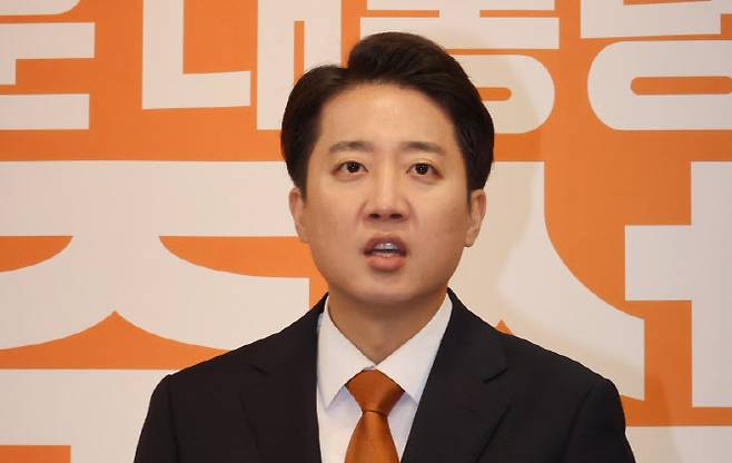 개혁신당 이준석 대선 후보가 29일 서울 여의도 국회에서 긴급기자회견을 열고 TV 토론회에서 여성 신체에 대한 표현으로 논란이 되는 것과 관련해 입장을 밝히고 있다.(사진=연합뉴스)