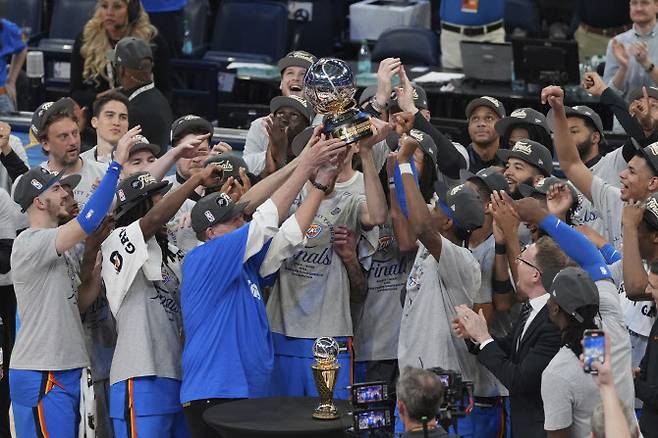 오클라호마시티 썬더 선수들이 미국프로농구(NBA) 동부콘퍼런스 우승을 차지한 뒤 트로피를 들고 기뻐하고 있다. 사진=AP PHOTO