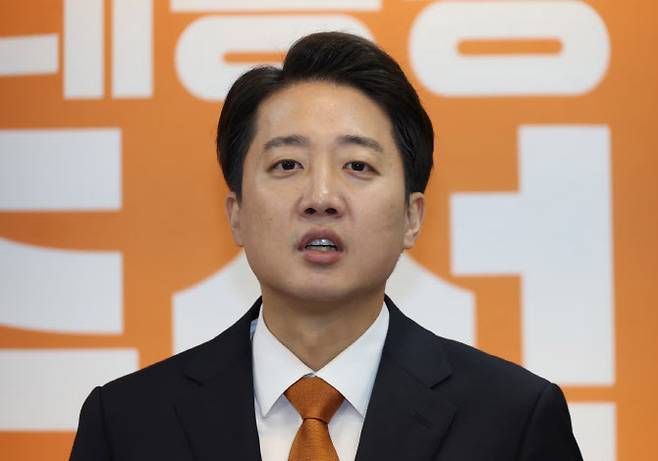 이준석 개혁신당 대통령 후보가 29일 오전 서울 여의도 국회에서 TV토론 당시 여성 신체 부위 언급에 대한 사과와 이재명 더불어민주당 후보 아들 의혹 관련 긴급 기자회견을 하고 있다. (사진=뉴스1)